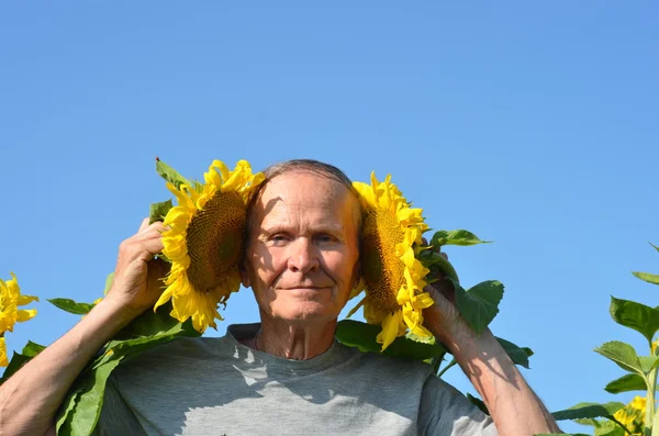 Uomo con girasoli — Foto Stock