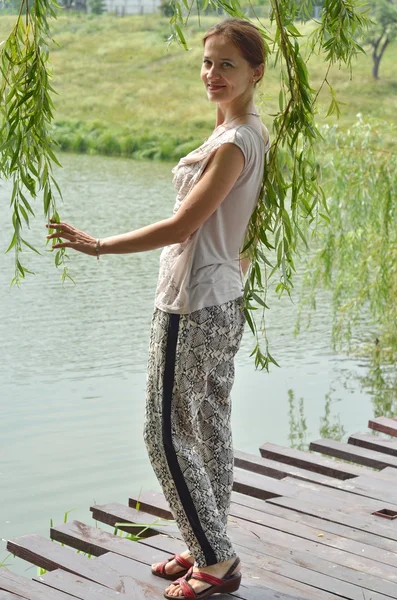 Slanke jonge vrouw buiten in de buurt van het meer — Stockfoto