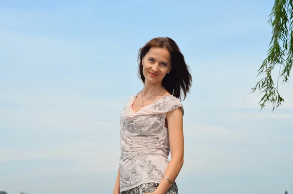 Hermosa mujer joven retrato agaísta cielo azul — Foto de Stock