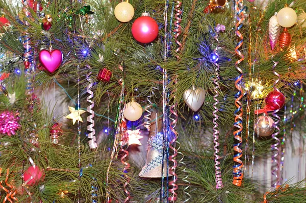 Weihnachtsspielzeug hängt am Weihnachtsbaum — Stockfoto