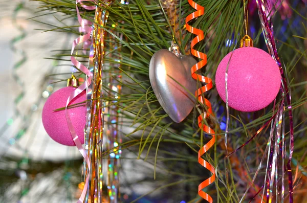 Julgran dekorerad med leksaker — Stockfoto