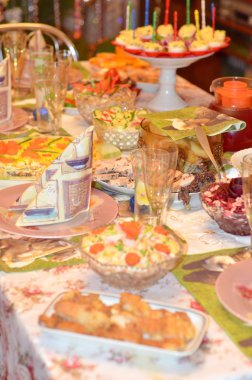 Tablo çeşitli yemekler ile