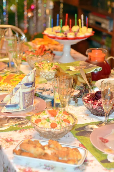 Τραπέζι με διάφορα γεύματα — Φωτογραφία Αρχείου