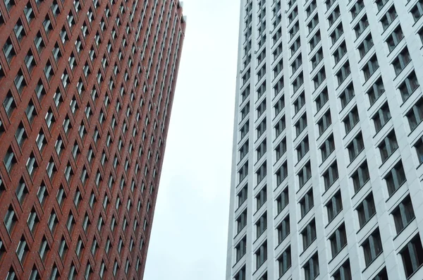 Ventanas de vidrio de un moderno edificio de negocios exterior —  Fotos de Stock