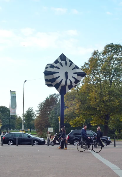 Svarta och vita gatan klockan — Stockfoto