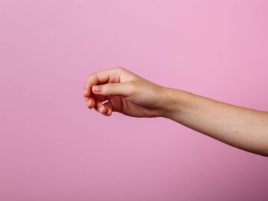 Öğretim: yemek çubuklarını yemek çubuklarıyla nasıl tutulacağını. Pembe arka planda izole edilmiş. Adım 1