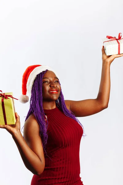 Krásná Afro Americká Žena Chytá Padající Dárky Dívá Kameru Usmívá — Stock fotografie