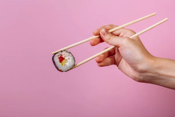 Maki Rolo Sushi Saboroso Com Pauzinhos Madeira Fundo Rosa Perto — Fotografia de Stock