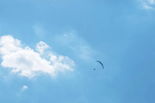 Blue Paraglider Flying Sky Clouds Sunny Day — Stock Photo, Image