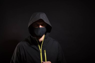 Maskeli adam eldiven takıyor. Soygun ya da hackleme hazırlığı