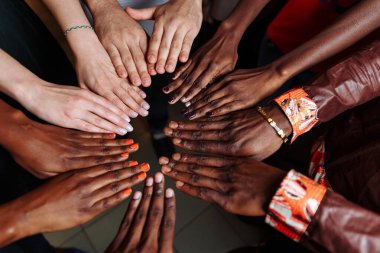 Mutlu Afrikalı Latin Amerikalı ve Avrupalı gruplar bir arada daireler çiziyor.