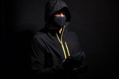 Siyah arka planda izole edilmiş, görünmez hacker portresi.
