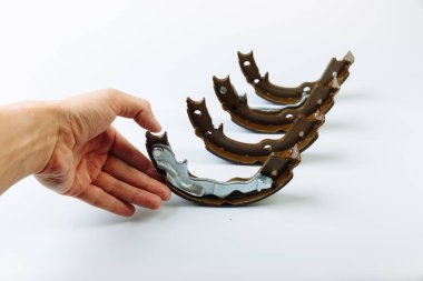 El fren balatasını arabanın fren balatasında tutuyor..