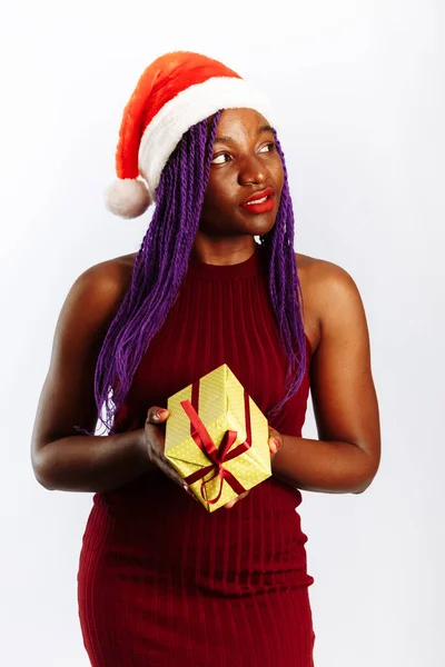 Happy African Santa Woman se usmívá a drží dárkové krabice na Vánoce nebo Nový rok. Izolováno na bílém pozadí — Stock fotografie