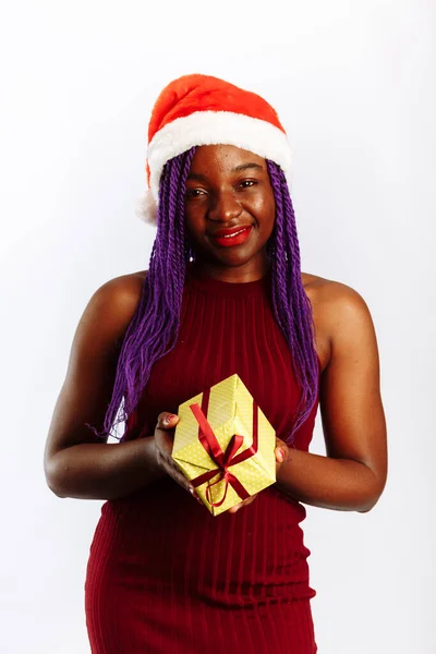 Happy African Santa Woman se usmívá a drží dárkové krabice na Vánoce nebo Nový rok. Izolováno na bílém pozadí — Stock fotografie