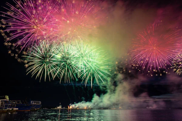 Colorful fireworks reflect from water, beautiful scenery — Stock Photo, Image