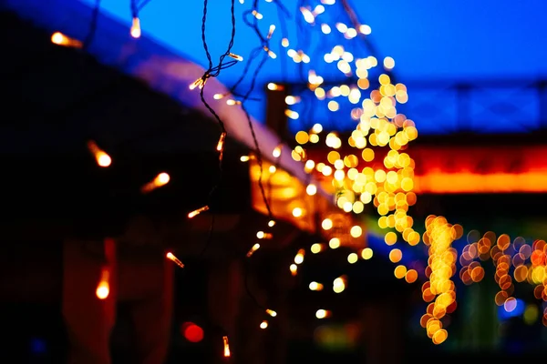 Yeni yıl çelengi ve şehir ışıkları bulanık bokeh gecesinde — Stok fotoğraf