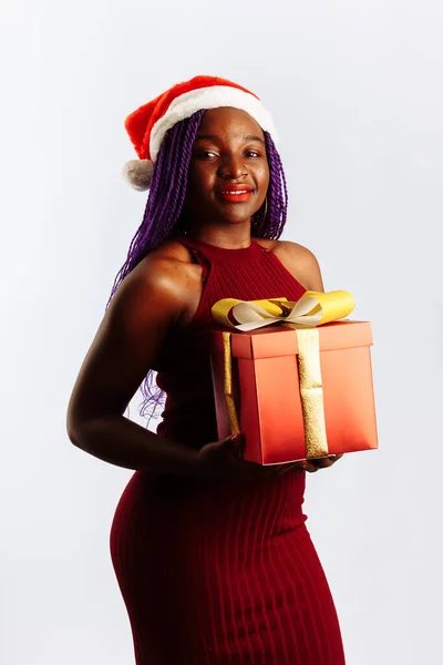 Happy African Santa Woman se usmívá a drží dárkové krabice na Vánoce nebo Nový rok. Izolováno na bílém pozadí — Stock fotografie