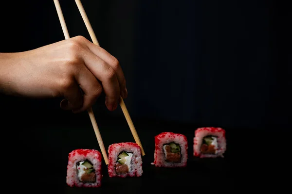 Rolos Sushi Japonês Deitado Uma Tábua Madeira Preta Foco Seletivo — Fotografia de Stock