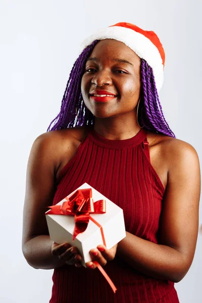 Happy African Santa Woman se usmívá a drží dárkové krabice na Vánoce nebo Nový rok. Izolováno na bílém pozadí — Stock fotografie