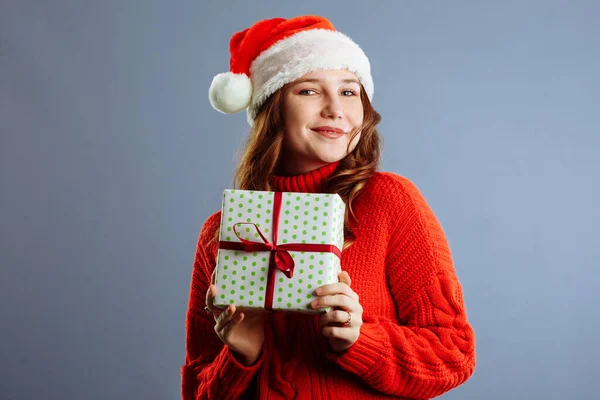 Happy Europian Santa Woman Está Sorrindo Segurando Caixa Presente Para — Fotografia de Stock