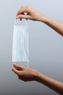 Enfeksiyona karşı korunmak için doktor eli maskesiyle yakın durun.