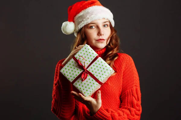 Szczęśliwy Europejski Santa Woman Jest Zaskoczony Trzyma Pudełko Boże Narodzenie — Zdjęcie stockowe