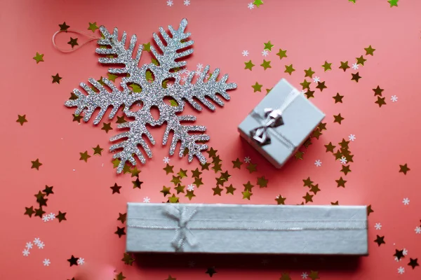 Flocon Neige Argenté Boîtes Cadeaux Texturées Blanches Avec Des Noeuds — Photo