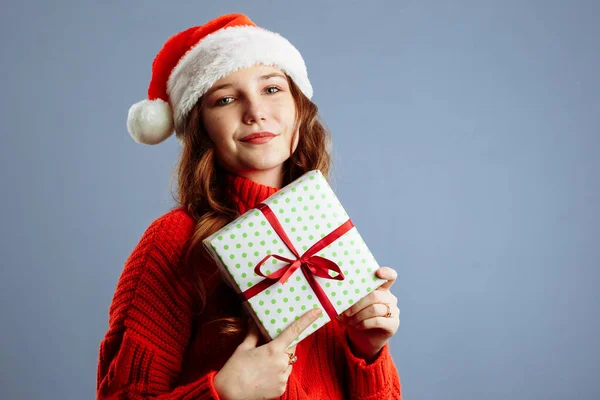Szczęśliwy Europejski Santa Woman Uśmiecha Się Trzyma Pudełko Boże Narodzenie — Zdjęcie stockowe