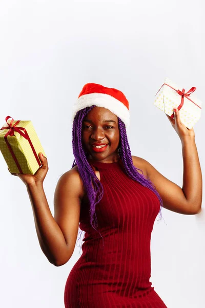 Happy African Santa Woman Usmívá Drží Dárkové Krabice Vánoce Nebo — Stock fotografie