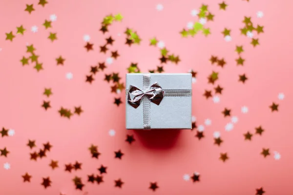 Cajas Regalo Textura Blanca Con Lazos Cinta Rodeadas Estrellas Copos — Foto de Stock