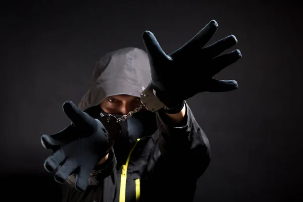 Άγνωστος Αδιακρίτως Κακοποιός Hucker Χειροπέδες Και Μαύρα Ρούχα Είναι Arested — Φωτογραφία Αρχείου