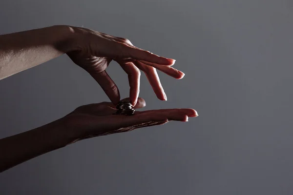 Mano Mujer Dando Tomando Moneda Oro Otra Mano Sobre Fondo — Foto de Stock