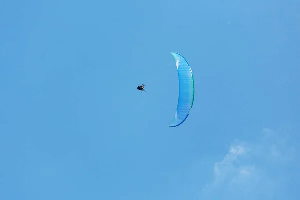 Blue Paraglider Flying Sky Clouds Sunny Day — Stock Photo, Image