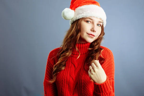 Retrato de la alegre mujer bonita en rojo sombrero de Santa Claus riendo buscando feliz y emocionado. aislado sobre fondo gris —  Fotos de Stock