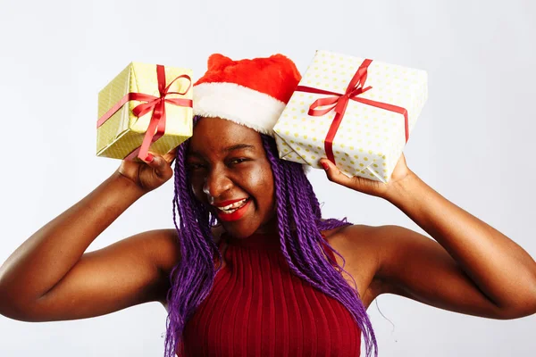 Happy African Santa Woman se usmívá a drží dárkové krabice na Vánoce nebo Nový rok. Koncept dovolené. Izolováno na bílém pozadí — Stock fotografie