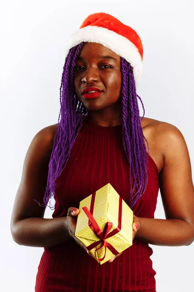 Happy African Santa Woman drží dárkové krabice na Vánoce nebo Nový rok. Izolováno na bílém pozadí — Stock fotografie