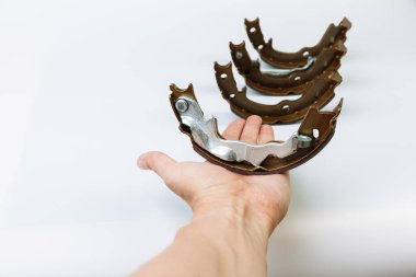 El fren balatasını arabanın fren balatasında tutuyor..