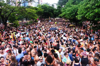 Sao Paulo, Brezilya - 22 Şubat 2019: Sokak bloğundaki karnavala mutlu insanlar katılıyor.