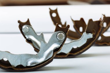 El pembe arka planda mavi LC optik izleyiciyi alır.