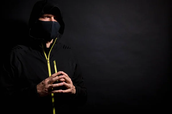 Retrato de hombre invisible hacker en la capucha aislado sobre fondo negro — Foto de Stock