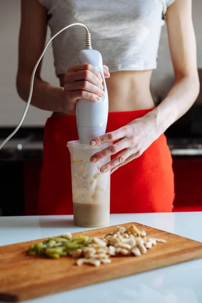 El blendırlı kadın muzlu tatlı protein karışımı yapıyor.