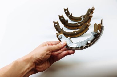 El fren balatasını arabanın fren balatasında tutuyor..