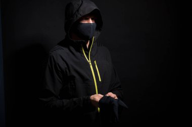 Siyah arka planda izole edilmiş, görünmez hacker portresi.