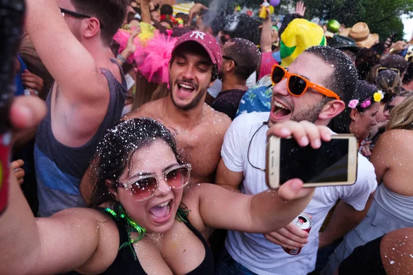 Sao Paulo, Brezilya - 22 Şubat 2019: Sokak bloğundaki karnavala mutlu insanlar katılıyor