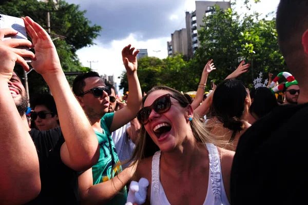 Sao Paulo, Brasilien - 22 februari 2019: skara glada människor deltar i karnevalen i gatukvarteret Royaltyfria Stockfoton