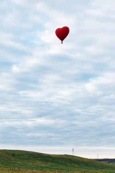 Red Hot Air Balloon Shape Heart Landing Green Field — Stock Photo, Image