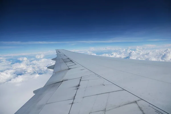 Flugzeugfenster Mit Himmel Und Weißen Wolken — Stockfoto