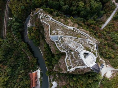 Sırbistan 'ın Uzice yakınlarındaki yeşil orman tepeleriyle çevrili baraj ve rezervuar manzarası. g.