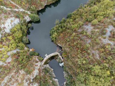 Sırbistan 'ın Uzice yakınlarındaki yeşil orman tepeleriyle çevrili baraj ve rezervuar manzarası. g.